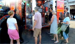 In Grabs interessieren sich die Behördemitglieder für die Feuerwehr. Bild: Hansruedi Rohrer
