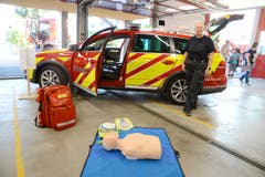 Petra Tobler zeigt in Buchs den First-Responder-Einsatz. Bild: Hansruedi Rohrer