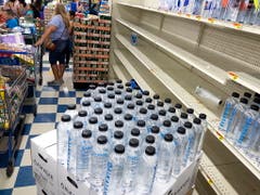 Viele Einwohner Floridas decken sich vorsorglich mit Trinkwasser und Lebensmitteln ein. Hurrikan «Dorian» ist unterwegs und soll die Küste am 1. oder 2. September erreichen. (Bild: KEYSTONE/EPA/CRISTOBAL HERRERA)