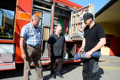 In Gams interessieren sich der ehemalige Feuerwehrkommandant Josef Kaiser und Fredy Lenherr für die Spreizschere. Bild: Hansruedi Rohrer