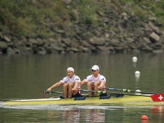 Roman Röösli (links) und Barnabé Delarze haben in Linz-Ottensheim das erste Ziel erreicht (Bild: KEYSTONE/EPA/CHRISTIAN BRUNA)