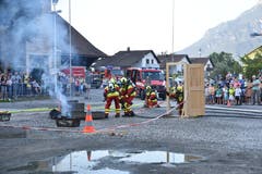 Die Seveler Feuerwehr demonstriert einen Löscheinsatz. Interessiert verfolgen 100 Leute jeden Alters die Arbeit der Feuerwehrleute. Bild: Heini Schwendener