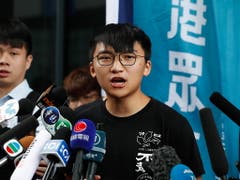 Medienkonferenz der regierungskritischen Partei Demosisto in Hongkong: Vizepräsident Isaac Cheng (r.) richtet sich an die Presse. (Bild: KEYSTONE/EPA/JEON HEON-KYUN)