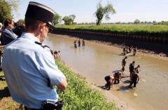 Die Kunstwerke wurden im Rhein- Rhone-Kanal versenkt – wohl von Breitwiesers Mutter und seiner Freundin. Dieser Schlag traf den Dieb noch viel empfindlicher als die Verhaftung. Bild: Unter den Augen der Polizei werden die versenkten Gegenstände aus dem Wasser gefischt. (Bild AP)