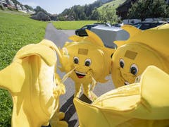 Das «Sünneli», das Wahlkampf-Maskottchen der SVP, an der Delegiertenversammlung in Sattel. (Bild: KEYSTONE/URS FLUEELER)