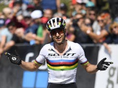 Behält das Weltmeister-Trikot: der Bündner Nino Schurter (Bild: KEYSTONE/GIAN EHRENZELLER)