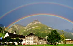 Zwischen Himmel und Erde erzeugten Sonne und Regen diesen symbolhaften, doppelten Regenbogen. (Bild: Hans Burch Engelberg, 31. August 2019)