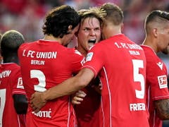 Union Berlin mit dem Doppeltorschützen Marius Bülter feierte den ersten Sieg in der Bundesliga (Bild: KEYSTONE/EPA/SASCHA STEINBACH)
