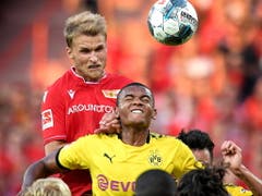 Manuel Akanji und seine Dortmunder Kollegen machten keine gute Figur (Bild: KEYSTONE/EPA/SASCHA STEINBACH)