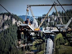 Die Einschätzung der Fotografin: «Ja, so ein Einsatz in luftiger Höhe muss einfach viel Spass machen!» (Bild: Margrith Imhof-Röthlin Wanderweg Klewenalp-Brisenhaus, 30. August 2019)