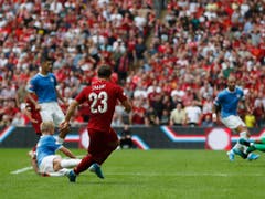 Xherdan Shaqiri kommt zu einem Teileinsatz und prüft vor seinem versenkten Penalty Claudio Bravo im City-Tor (Bild: KEYSTONE/AP/FRANK AUGSTEIN)