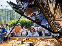 Greift für Zürich in die Tasten: Der Pianist Mischa Cheung vor der Arena in Vevey. (Bild: KEYSTONE/JEAN-CHRISTOPHE BOTT)