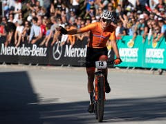 Mathieu van der Poel feiert in Val di Sole den nächsten Triumph. (Bild: KEYSTONE/GIAN EHRENZELLER)