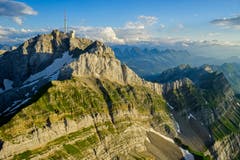 Der Säntis am Dienstagabend vom Gleitschirmflug von der Ebenalp aus. (Bild: Kevin Signer)