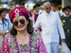 Auftritt mit «Bling»: Teilnehmerin im Zürcher Umzug am Winzerfest in Vevey. (Bild: KEYSTONE/JEAN-CHRISTOPHE BOTT)