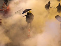 Wie schon am Samstag setzte die Polizei in Hongkong auch am Sonntag Tränengas ein. (Bild: KEYSTONE/AP/VINCENT THIAN)