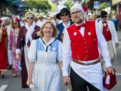 Wie beim Sechseläuten: Zünfter im Umzug am Winzerfest in Veveye. (Bild: KEYSTONE/JEAN-CHRISTOPHE BOTT)
