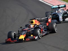 Da war die Welt von Max Verstappen noch in Ordnung: Der Niederländer führt vor Lewis Hamilton (Bild: KEYSTONE/EPA MTI/ZSOLT CZEGLEDI)