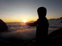 Sonnenaufgang auf dem Surenenpass Richtung Schächentaler, Berge mit Nebelmeer. (Bild: Tisi Epp, Surenpass Attinghausen, 1. August 2019)