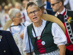 Trachtenleute aus dem Kanton Zürich am Umzug in Vevey. (Bild: KEYSTONE/JEAN-CHRISTOPHE BOTT)