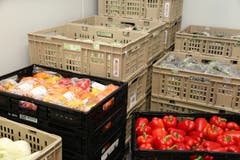 Manche Gruppen geben ganze Bestellungen auf, die in der Migros-Filiale für sie bereitgestellt werden.