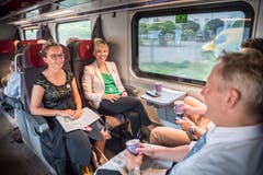 Apfelkönigin Melanie Maurer mit Diana Gutjahr und Markus Hausammann. (Bild: Andrea Stalder)