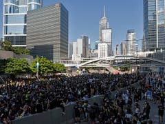 Demonstranten blockieren Strassen im Regierungsviertel von Hongkong. (Bild: KEYSTONE/AP/VINCENT THIAN)