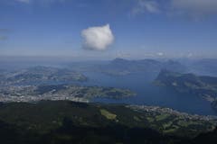 Eine schöne Kugelwolke über dem Vierwaldstättersee vom Pilatus aus gesehen. (Bild: Werner Walker, 4. August 2019, Pilatus-Kulm)