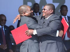 Das Friedensabkommen zwischen den Konfliktparteien in Mosambik wurde bereits am 1. August von Präsident Filipe Nyusi (rechts) und Oppositionsführer Ossufo Momade unterzeichnet. An der Zeremonie dazu wird am Dienstag auch Bundesrat Ignazio Cassis teilnehmen. (Bild: KEYSTONE/AP/TSVANGIRAYI MUKWAZHI)