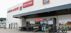 Ein Haus, drei bekannte Namen: Ab Mitte September ist das Vergangenheit – Vögele Shoes schliesst die Filiale Rickenbach. Bilder: Hans Suter