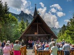 In idyllischer Umgebung eingebettet von jungen Tannenbäumen, liegt die schlichte Kapelle Maria Heimsuchung beim Plattenbödeli. (Bild: Luciano Pau)