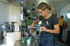 Brigitte Schoop macht Kaffee, während Hampi im Hintergrund Geschirr abwäscht. (Bild: Martin Oswald)