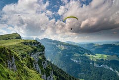 Gleitschirmflieger über der Alpsigel, Brülisau AI. (Bild: Luciano Pau)
