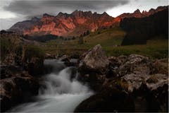 Unterhalb der Schwägalp taucht die Sonne die Felsen in ein wunderschönes Licht. (Bild: Ueli Bächtold)