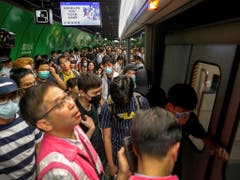 Vielerorts gab es am Montag aufgrund von Streikmassnahmen ein Chaos in Hongkong. (Bild: KEYSTONE/AP/VINCENT THIAN)