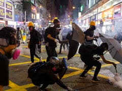 In Hongkong wurden am Sonntag erneut zahlreiche Personen festgenommen - am Montag gab es zudem ein Verkehrschaos. (Bild: KEYSTONE/EPA/CHAN LONG HEI)