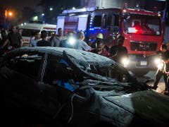 Ein Grossaufgebot an Sicherheitskräften eilte in Kairo zu einem Ort, wo sich in der Nacht auf Montag eine Explosion ereignet hat. (Bild: KEYSTONE/EPA/MOHAMED HOSSAM)