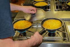 Zu Spitzenzeiten verlässt eine Rösti pro Minute die Küche. (Bild: Raphael Rohner)