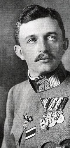 Der am 24. Februar in Sevelen gelandete Doppeldecker, umringt von viel Volk. Um 15 Uhr starteten die beiden Offiziere wieder, um weiter nach Dübendorf zu gelangen.