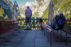 Während die einen noch frühstücken, sind andere bereit zum Aufbruch. (Bild: Raphael Rohner)