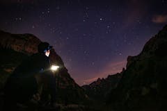 Auf der Suche nach Sternschnuppen: Roman Frischknecht aus St.Gallen verbringt die Nacht im Freien. (Bild: Raphael Rohner)