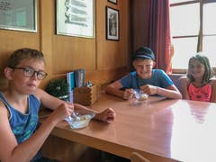 Silvan (links) und Silja Manser gönnen sich mit ihren Cousin ein Glacé. (Bild: Stephanie Martina)