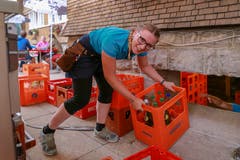 Das Leergut wird im Keller verstaut, bevor es zurück ins Tal transportiert wird. (Bild: Raphael Rohner)