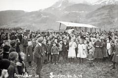 Der am 24. Februar in Sevelen gelandete Doppeldecker, umringt von viel Volk. Um 15 Uhr starteten die beiden Offiziere wieder, um weiter nach Dübendorf zu gelangen. (Bilder: Archiv Werner Hagmann)