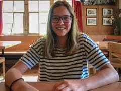 Riana Manser hilft während der Sommerferien mit – mal gern, mal weniger gern. (Bild: Stephanie Martina)