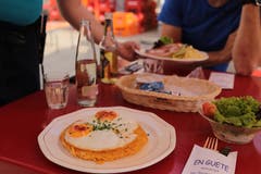 Die Spezialität des Hauses: Rösti – von der Pfanne direkt auf den Tisch. (Bild: Raphael Rohner)