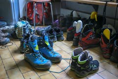 Im Trockenraum ziehen die Wanderer die Schuhe aus. (Bild: Raphael Rohner)