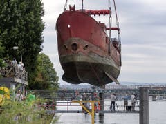 Das Leuchtfeuerschiff «Gannet» wird mit einem Kran aus dem Rhein gehoben, am Klybeckquai in Basel, am Dienstag, 6. August 2019. Es soll als Räumlichkeit für Veranstaltungen des Zwischennutzungsprojekts Holzpark dienen. (Bild: KEYSTONE/GEORGIOS KEFALAS)