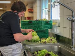 Multitasking ist ein Muss: Thomas Manser telefoniert beim Salatrüsten. (Bild: Stephanie Martina)