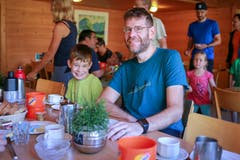 Familie Maurer aus Schaffhausen frühstückt an diesem Morgen in der Bollenwees. (Bild: Raphael Rohner)